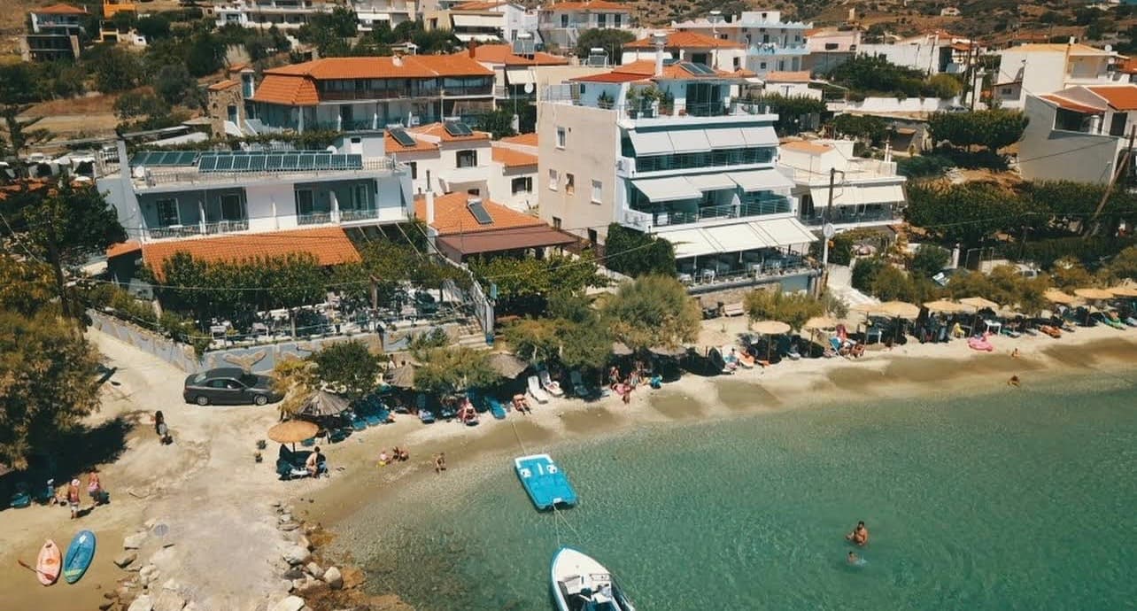 Παραδοσιακός πέτρινος ξενώνας στις Πετριές με θέα τη θάλασσα